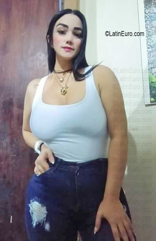 Date this nice looking Venezuela girl Honey from Maracaibo VE5727