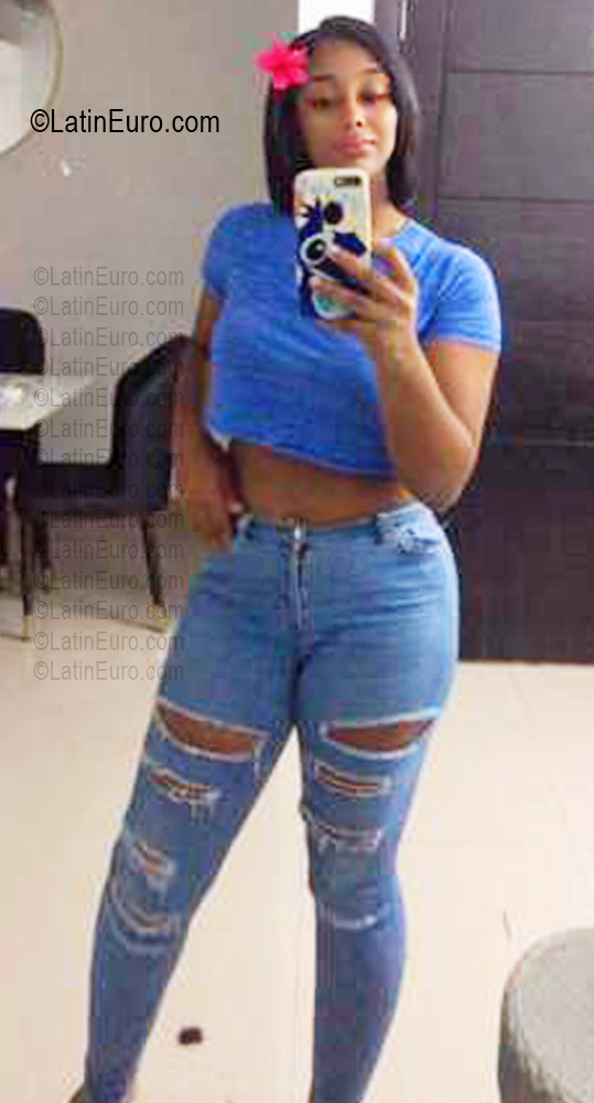 Date this foxy Dominican Republic girl Neroles from Santo Domingo DO56896