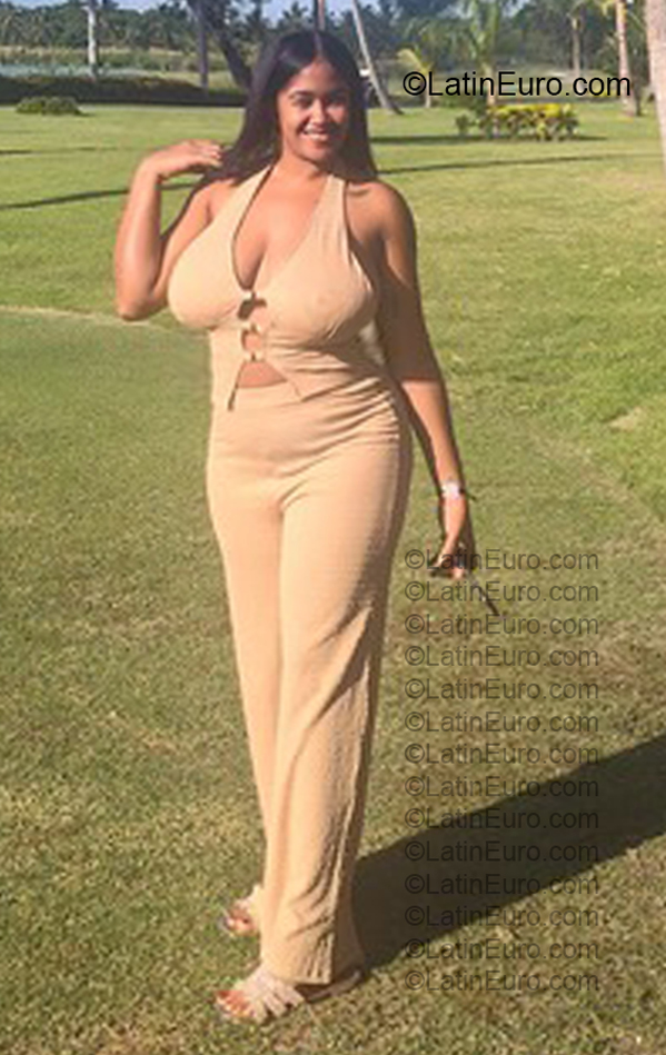 Date this nice looking Dominican Republic girl Paola from Santo Domingo DO57010