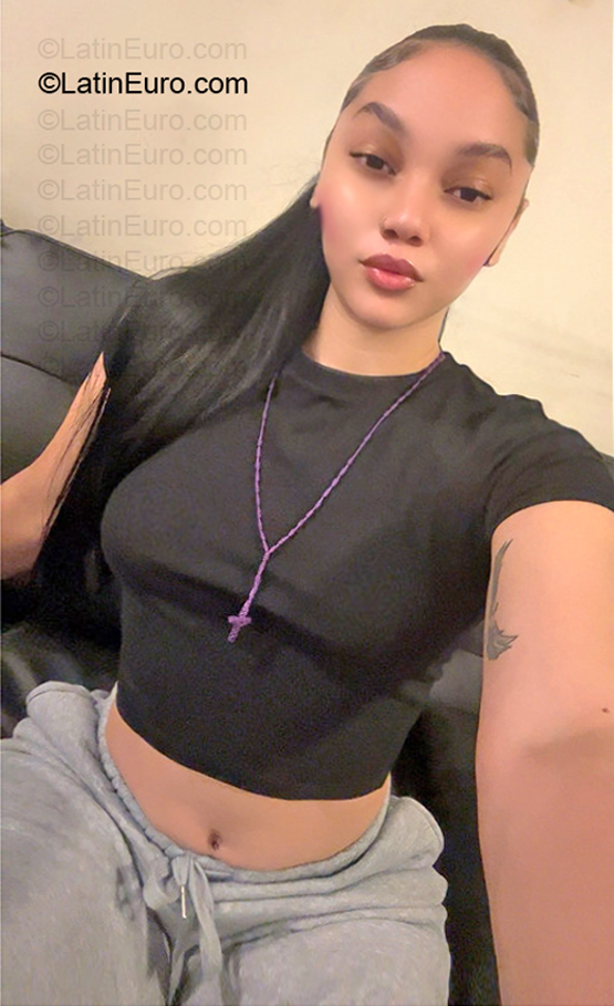 Date this nice looking United States girl Lesley from New York US25778